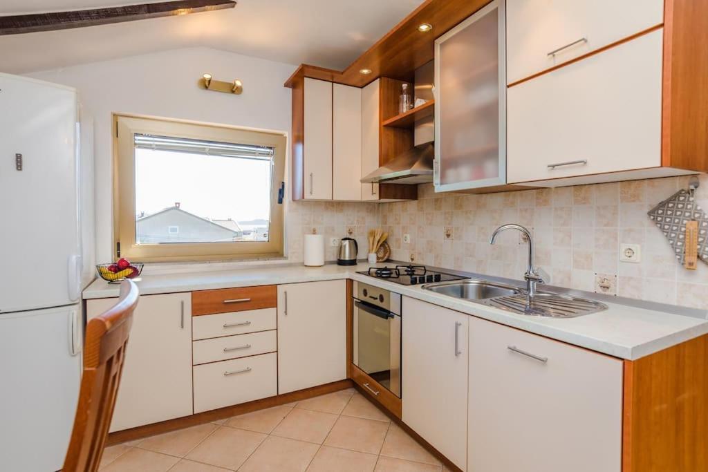 Apartment Roko - Up To 4 People With Free Parking Zadar Exterior foto